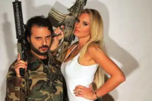 Francesca Brambilla sexy soldatessa in posa con un mitra