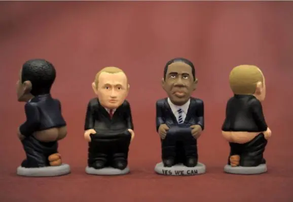 immagine di due caganer a forma di Putin e Obama