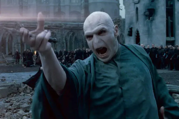 Immagine di Voldemort che combatte nel duello finale con Harry Potter nella saga di Harry Potter