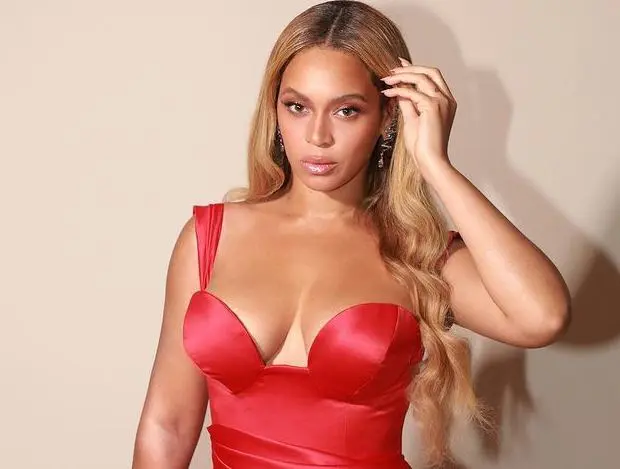 Beyoncé con un vestito rosso